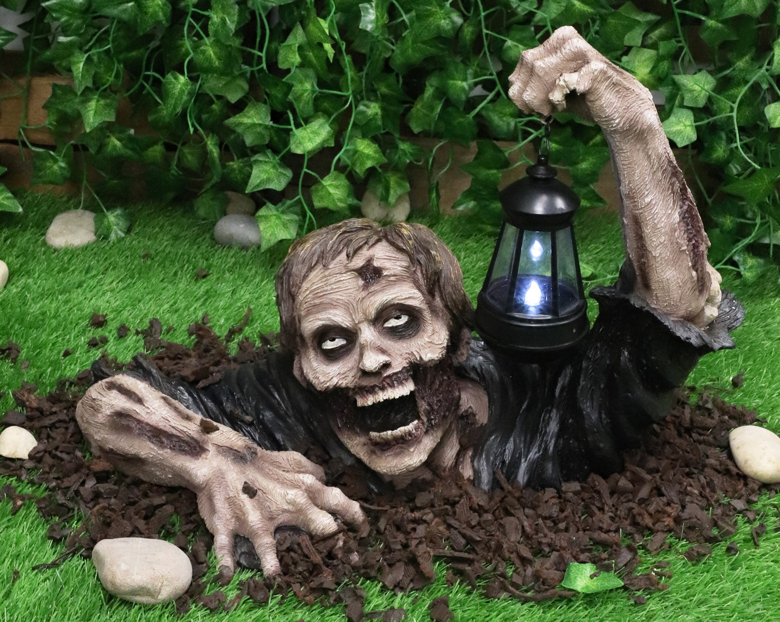 ゾンビオーナメントTHE DEAD Ebros Zombie Crawling Out Of Grave Solar LED Lantern Figurine Dead