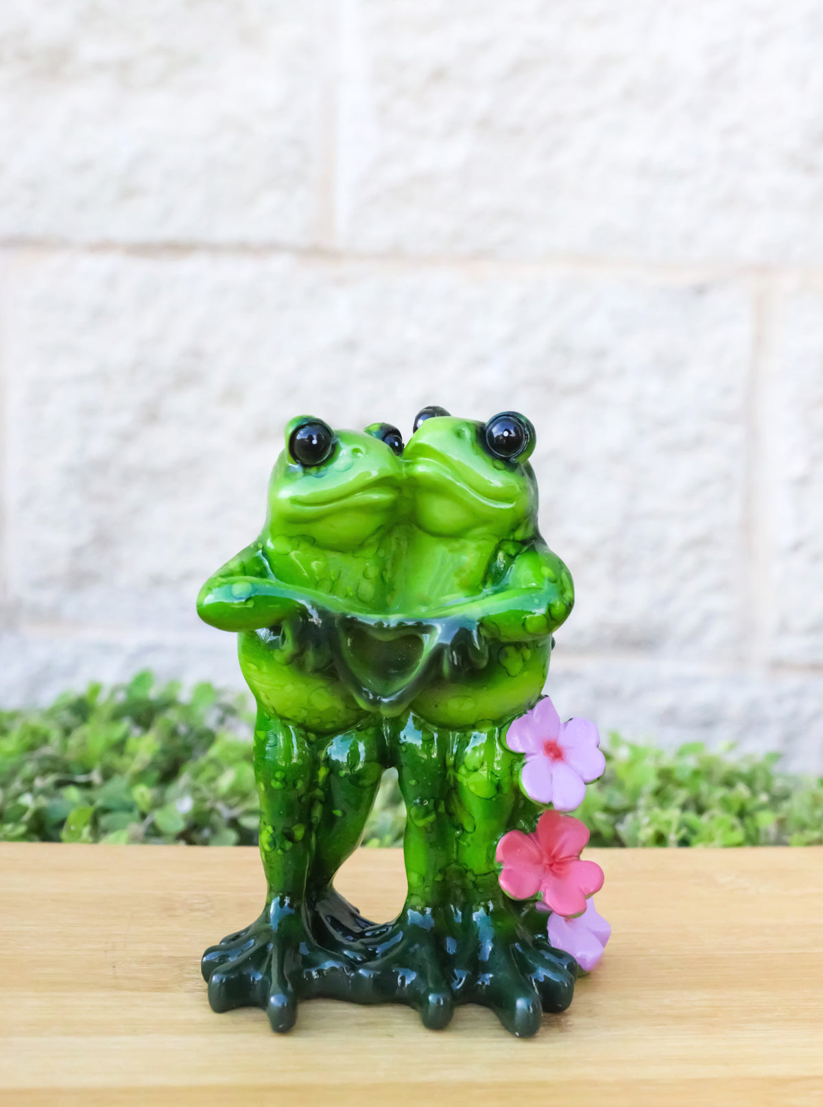 Ebros Romantic Frog Couple Heart Hands Polyresin Figurine 4.75"