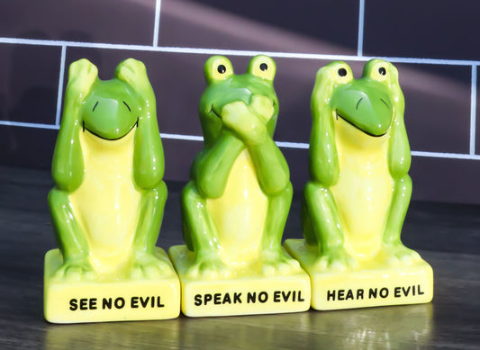 Trio Green Frogs See Hear Speak No Evil Salt Pepper Shakers Toothpick Holder