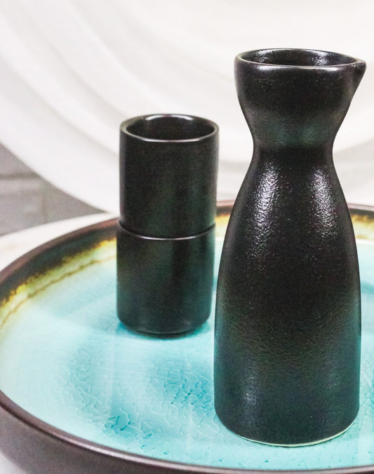 Minimalistic Black Kokuyo Porcelain Japanese Wine Sake Flask With 2 Cups Set