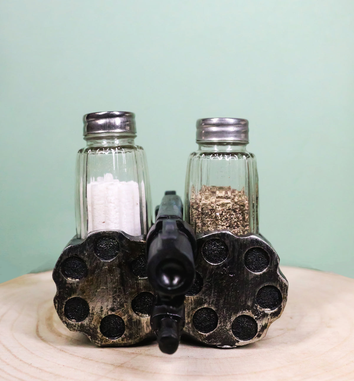 Old World Western Pistol Gun With Giant Barrels Salt Pepper Shakers Holder Set