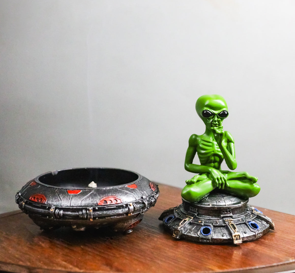 Green Roswell Alien On Spaceship Saucer Incense Burner Decorative Box Figurine