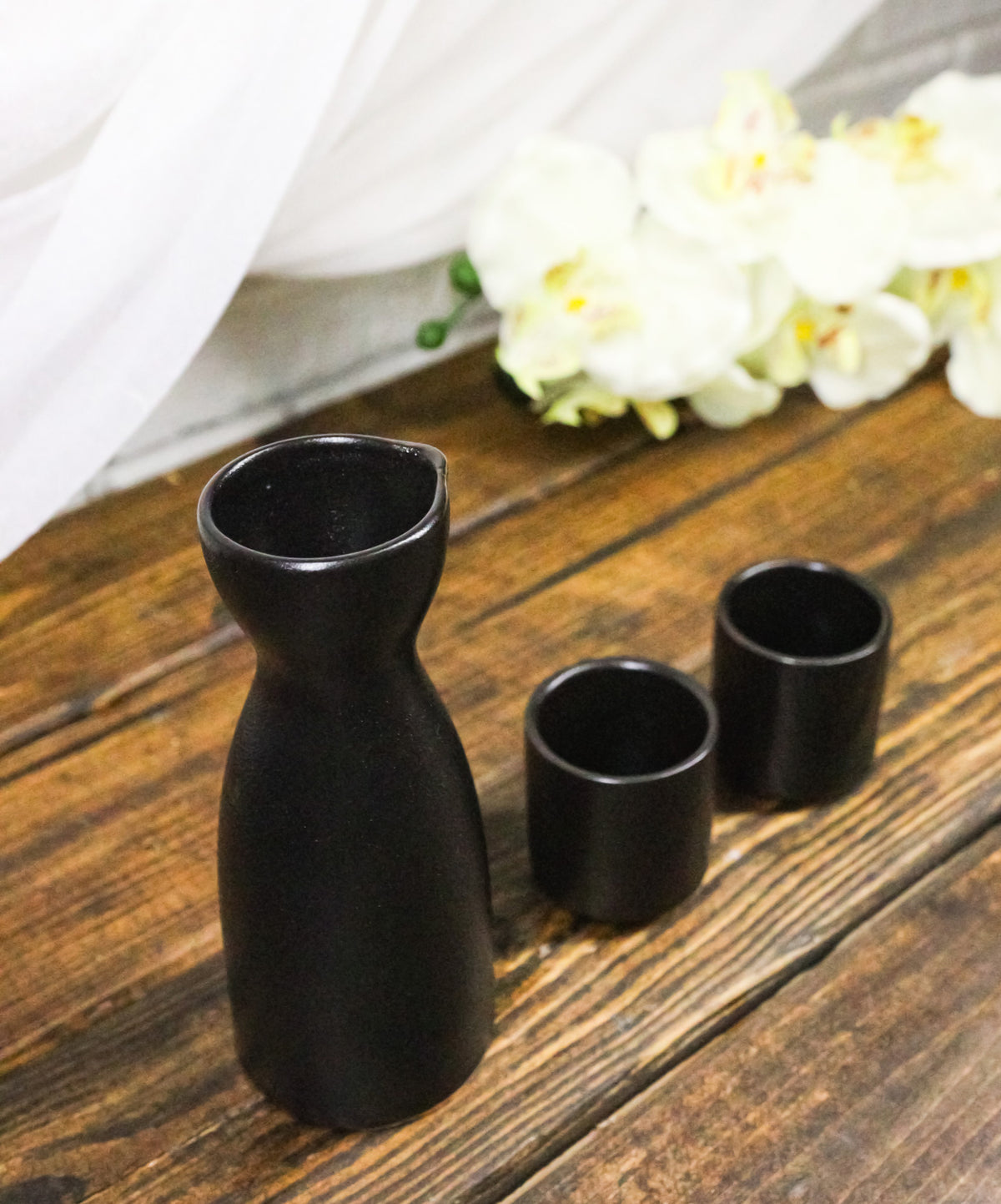 Minimalistic Black Kokuyo Porcelain Japanese Wine Sake Flask With 2 Cups Set