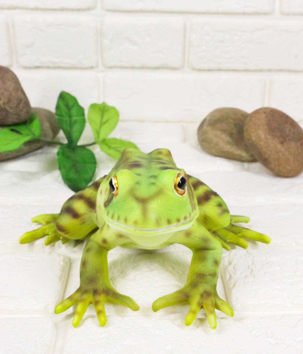 Amphibian Wild Creatures Realistic Green Frog Decorative Figurine