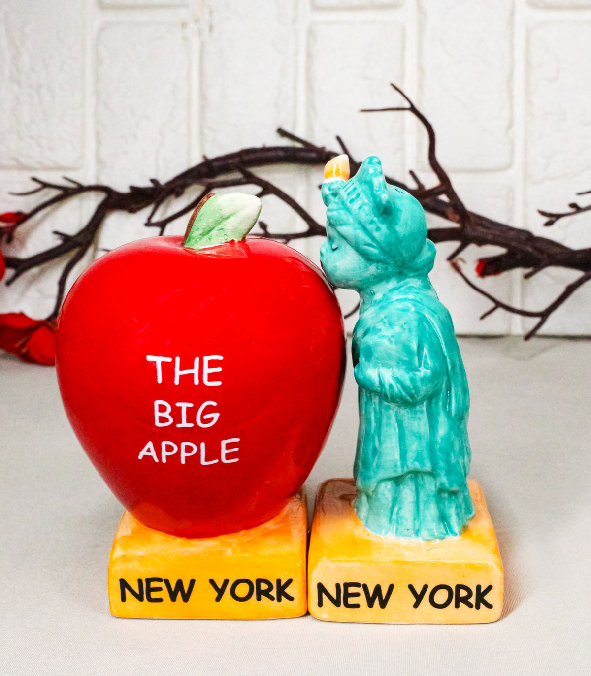 Ceramic The Big Apple And Lady Liberty New York Salt And Pepper Shakers Set