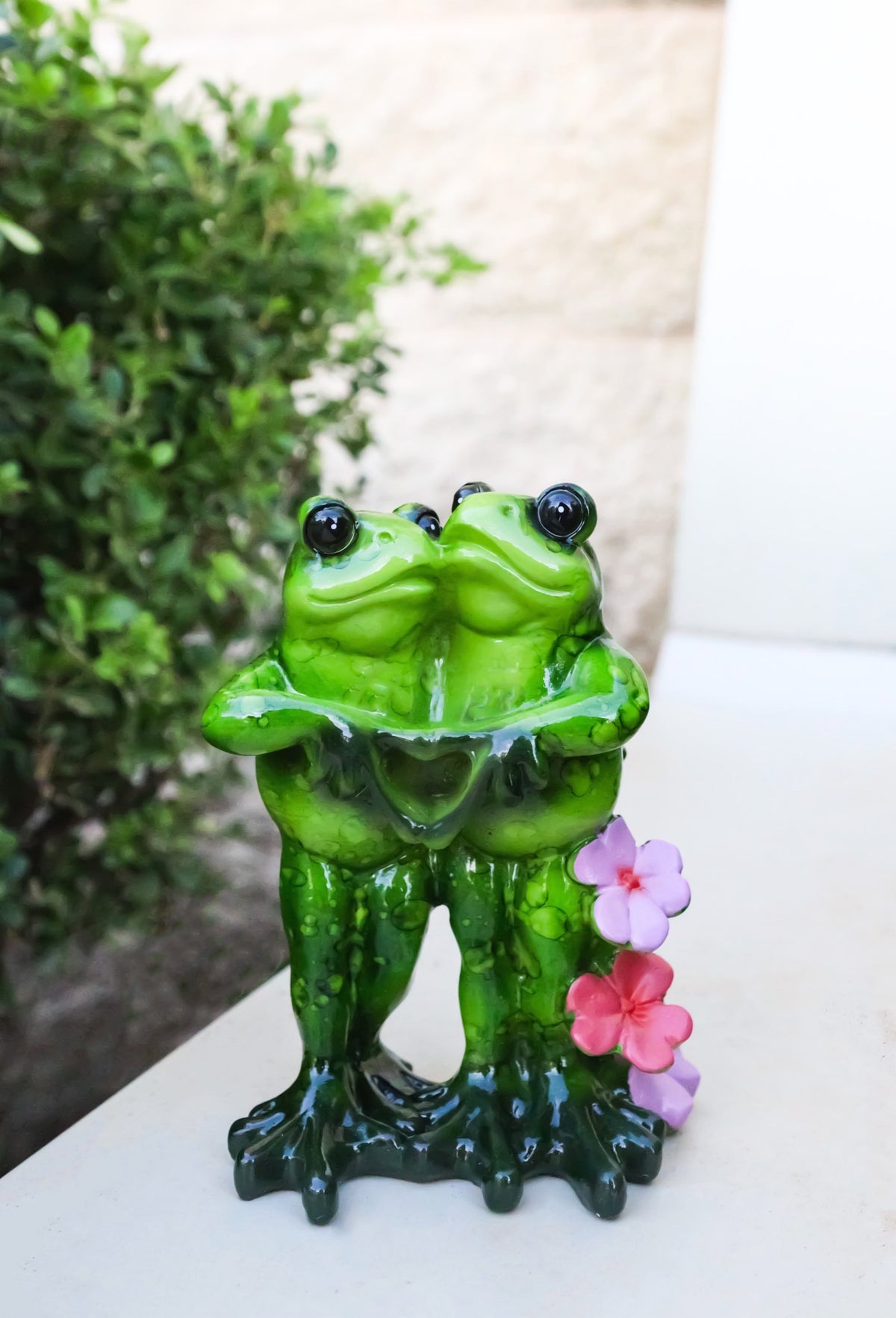 Ebros Romantic Frog Couple Heart Hands Polyresin Figurine 4.75"