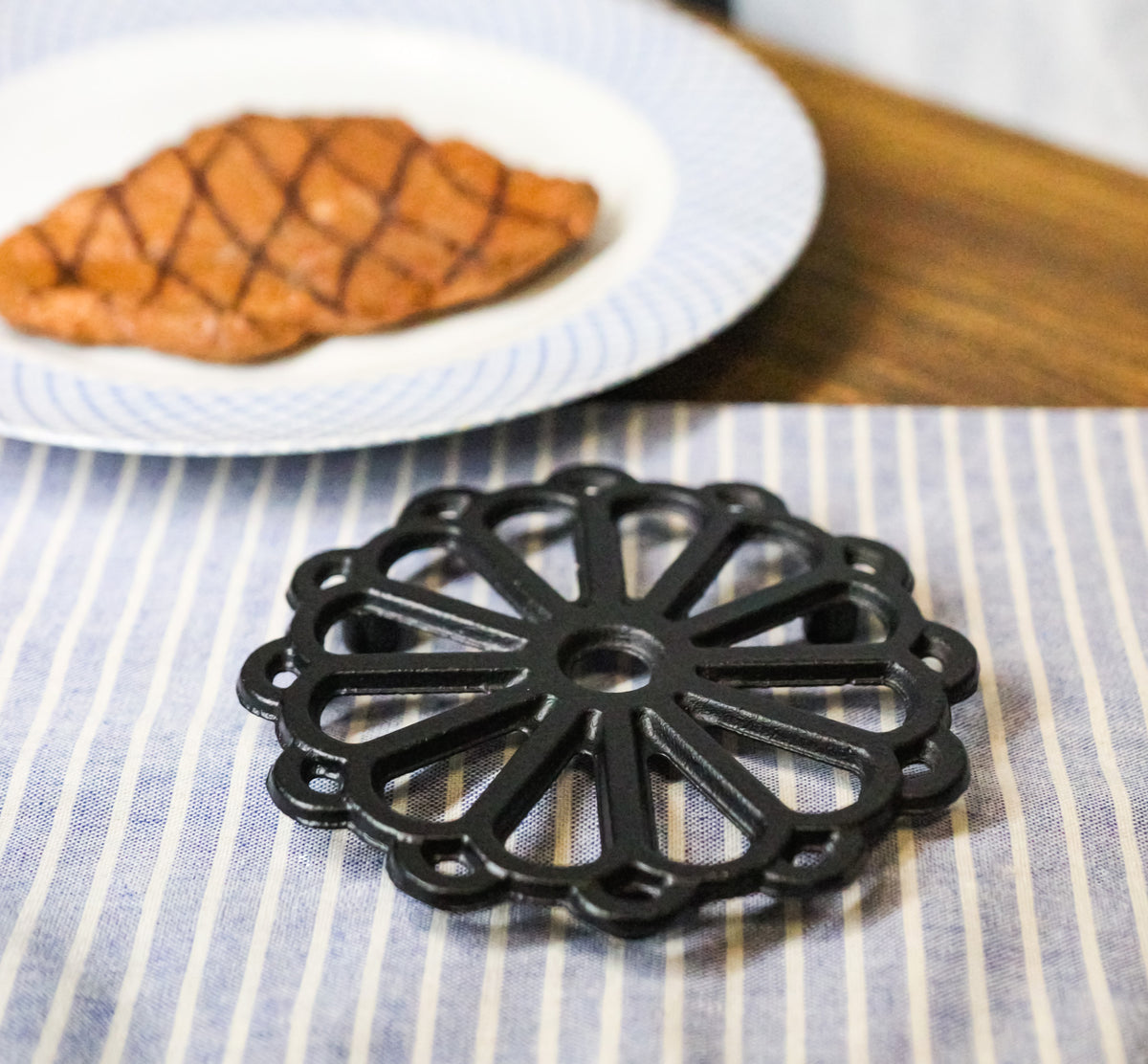 Floral Wheel 12 Spokes Traditional Cast Iron Metal Tetsubin Teapot Trivet Stand