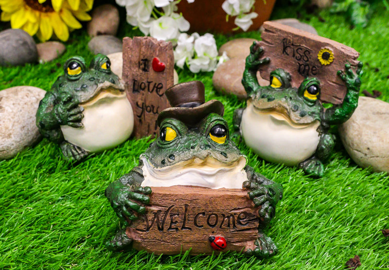 Set of 3 Green Toads Frogs Holding Welcome Kiss Me I Love U Signs Mini Figurines