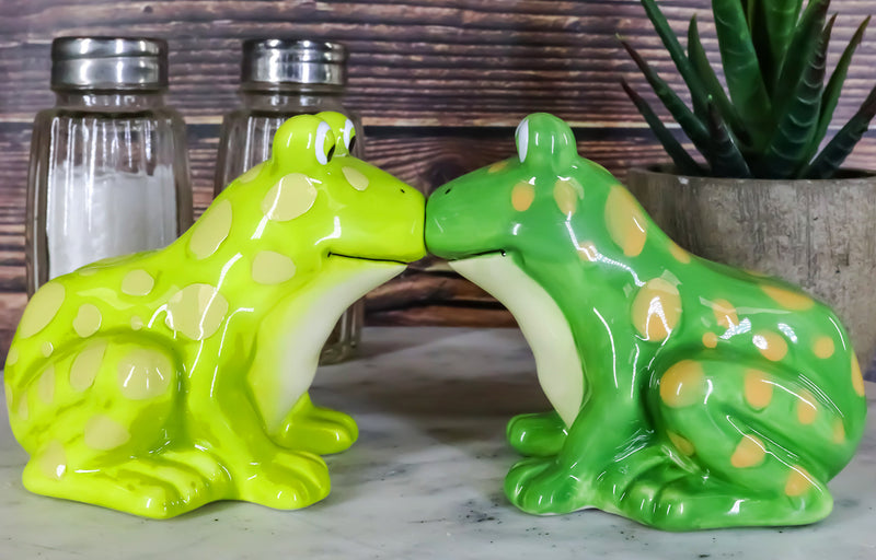 Ribbit Love Green Tree Frogs Toads Kissing Ceramic Salt And Pepper Shakers Set